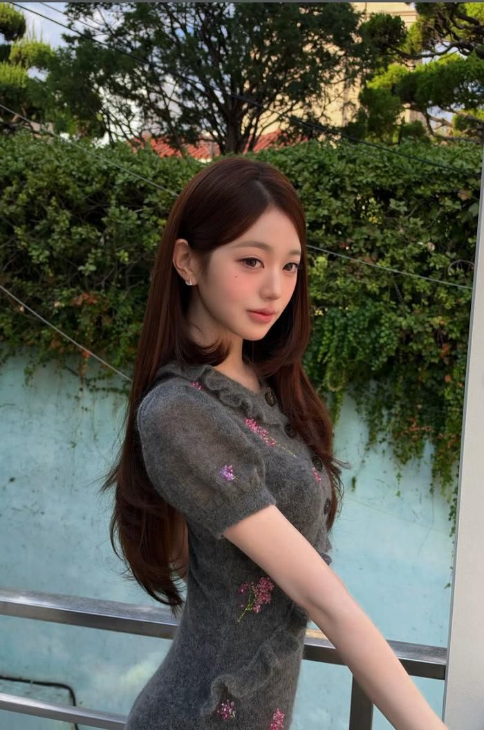 Jang Won Young thường xuyên trở thành tâm điểm nhờ ngoại hình, phong cách thời trang và khả năng biến hóa hình ảnh. 