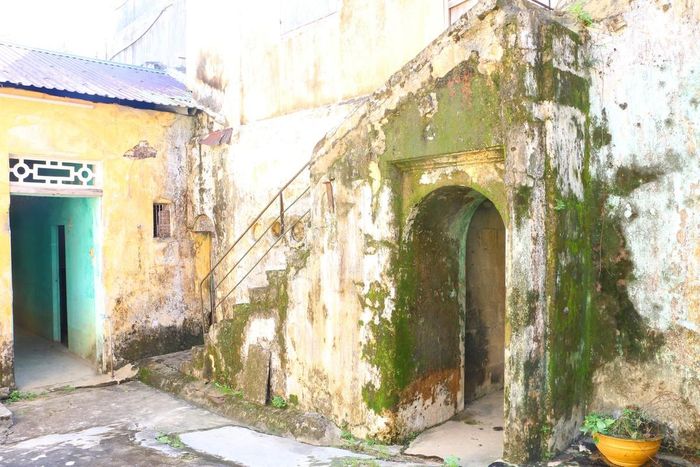 Đặc biệt hệ thống  tường bị phong hóa, nhiều điểm nứt nẻ, phía mặt tiền phía đường Huỳnh Thúc Kháng xuất hiện nhiều vết nứt, một số chi tiết trang trí sứt vỡ. Nhiều cấu kiện gỗ bị mối mọt, mục.