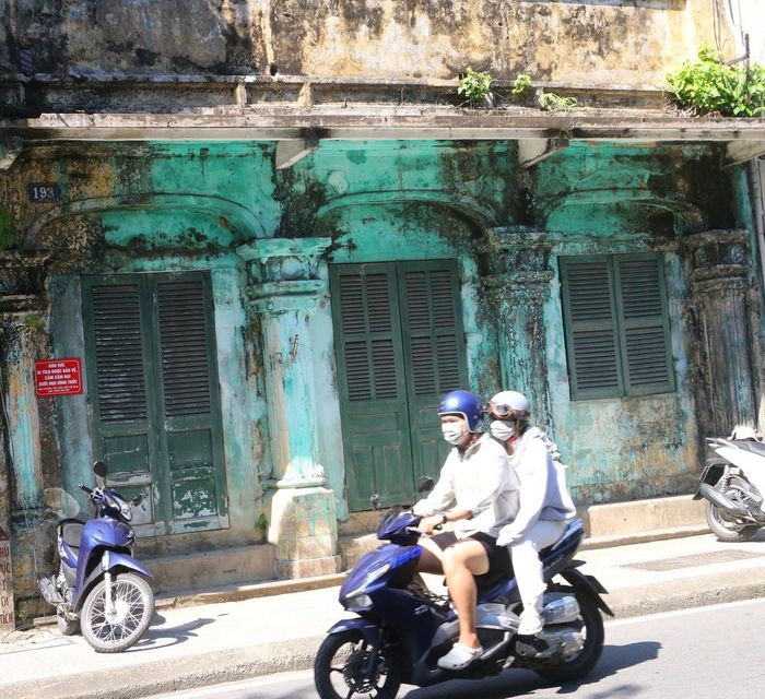 Có mặt tại di tích này ở địa chỉ 193 đường Huỳnh Thúc Kháng phường Phú Xuân (TP Huế), chúng tôi nhận thấy toàn bộ hệ thống mái, gồm hệ mái gỗ (đòn tay, rui) lợp ngói liệt đã bị thay thế, phần dẫn lên cầu thang có thể sập đổ bất kỳ lúc nào.