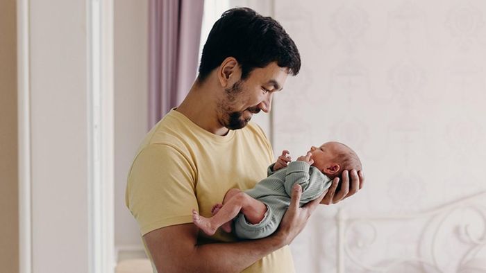 Nam giới cần có chế độ nghỉ phép hợp lý để chia sẻ việc chăm sóc con cái