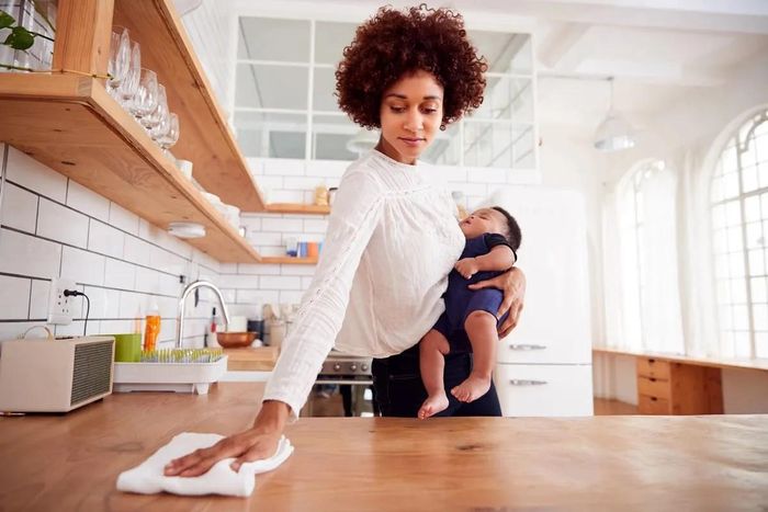 Phụ nữ vừa làm việc nhà vừa chăm con