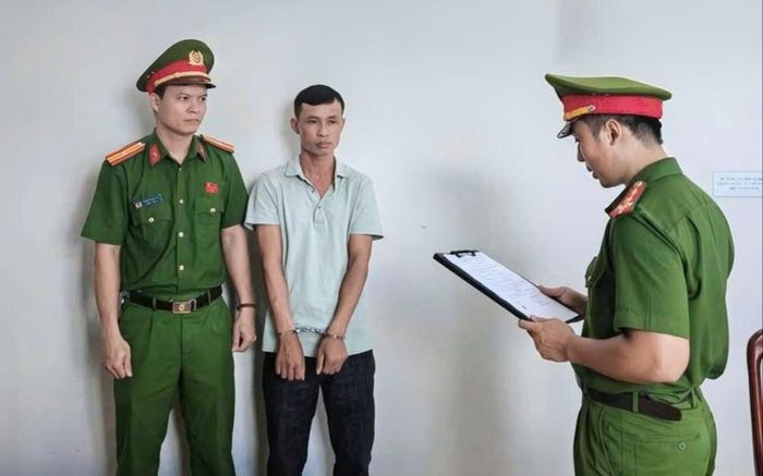 Công an TP Đà Nẵng tống đạt quyết định khởi tố bị can, thi hành lệnh bắt bị can để tạm giam đối với Nguyễn Chí Công. Ảnh: CACC