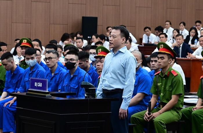 Bị cáo Nguyễn Hòa Bình (tức "Shark" Bình) khai báo trước tòa