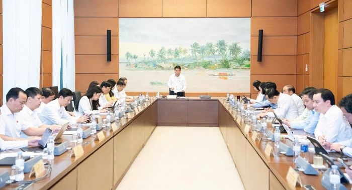 Toàn cảnh phiên thảo luận tại Tổ 3, gồm Đoàn ĐBQH TP Hải Phòng, tỉnh Hà Tĩnh và tỉnh Lạng Sơn, sáng 26/10