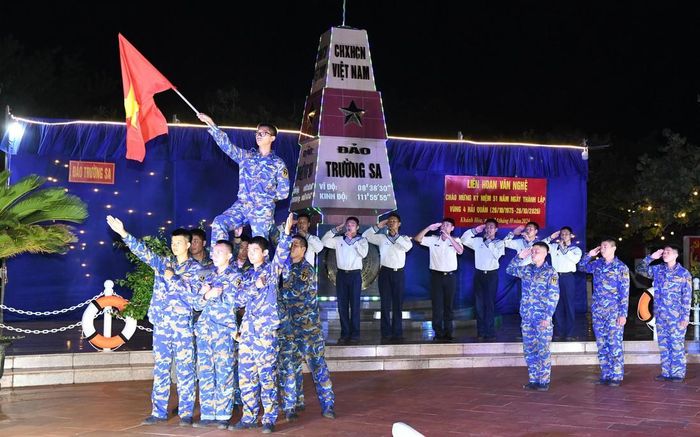 Tiết mục văn nghệ tại đảo Trường Sa chào mừng kỷ niệm 51 năm thành lập Vùng 4 Hải quân.