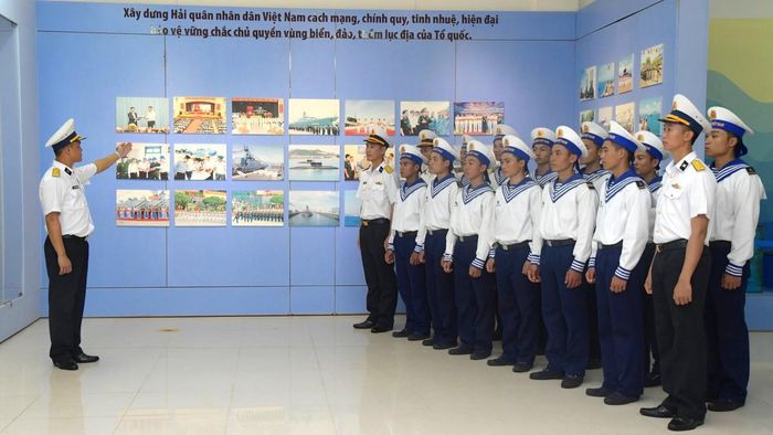 Cán bộ, chiến sĩ học tập truyền thống Quân chủng và Vùng 4 Hải quân tại Nhà truyền thống.
