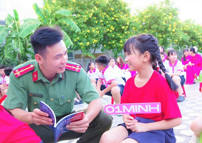 Cán bộ Phòng An ninh mạng, Công an tỉnh Khánh Hòa trao đổi, hướng dẫn học sinh kỹ năng nhận diện, phòng ngừa nguy cơ mất an toàn khi tham gia mạng xã hội.