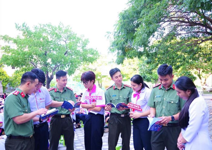 Các em được hướng dẫn cách nhận diện, phòng ngừa và ứng phó với những hành vi bắt nạt, quấy rối, đe dọa, dụ dỗ, lừa đảo trực tuyến.