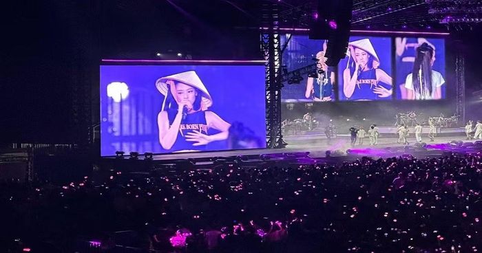 BLACKPINK đội nón lá trình diễn tại Hà Nội