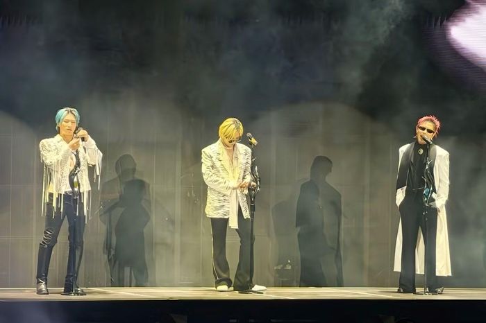 Các thành viên của BIGBANG trên sân khấu Hà Nội