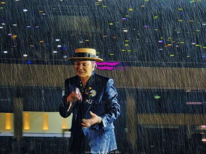 G-Dragon biểu diễn dưới mưa ở Mỹ Đình năm 2025