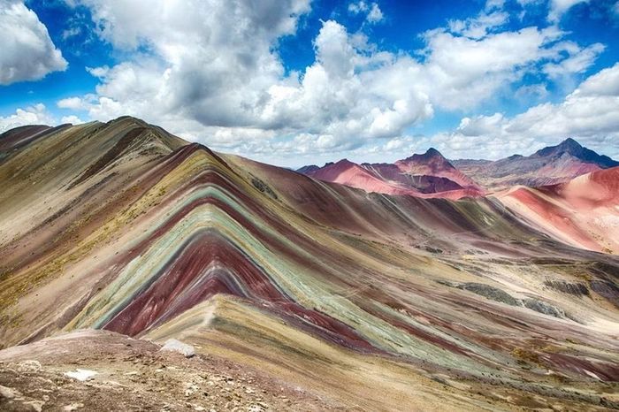 Vinicunca hay còn gọi là núi Cầu Vồng ở Peru nổi bật với những dải màu sắc tự nhiên