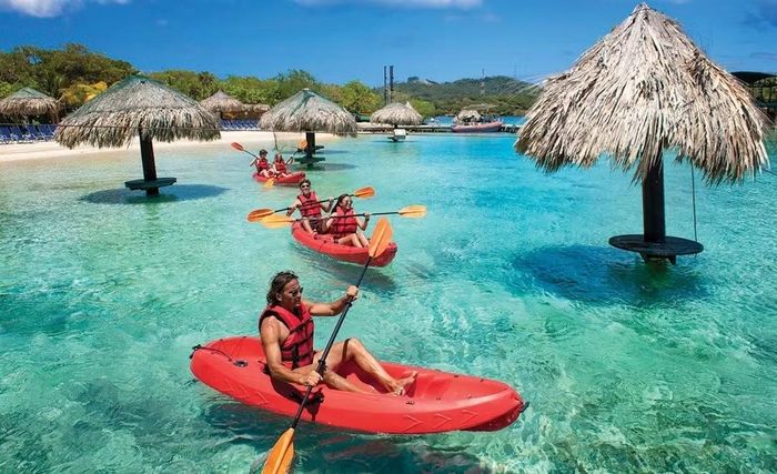 Du khách trải nghiệm chèo thuyền kayak ở đảo Roatan