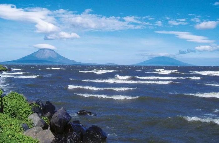 Hồ Nicaragua - hồ nước ngọt lớn nhất Trung Mỹ và được coi là viên ngọc quý của đất nước Nicaragua