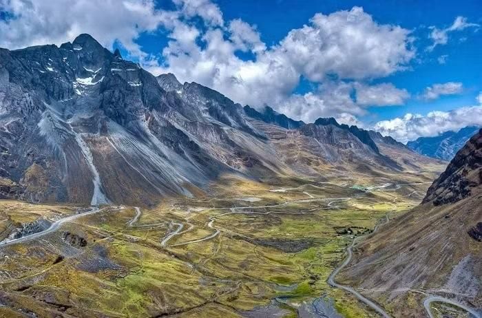 Bolivia hấp dẫn du khách với những cảnh quan độc đáo, từ cánh đồng muối Uyuni trắng xóa trải dài đến những hồ nước nhiều màu sắc và dãy núi Andes hùng vĩ