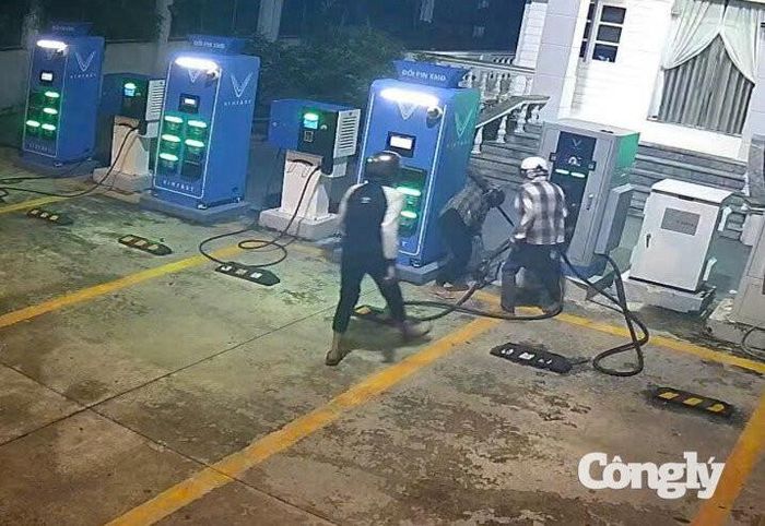 Các đối tượng cắt trộm dây sạc VinFast.
