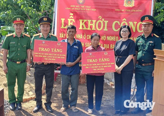 Lãnh đạo Phòng Công tác chính trị Công an tỉnh Lâm Đồng trao kinh phí hỗ trợ xây dựng nhà ở cho 2 hộ gia đình có hoàn cảnh khó khăn trên địa bàn xã Nam Dong.