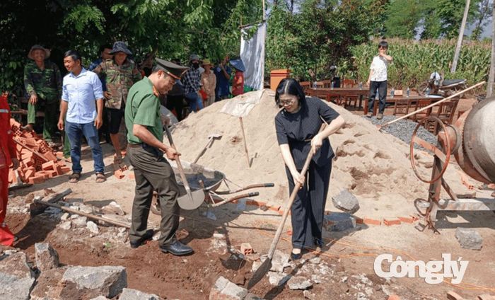 Các đại biểu thực hiện nghi thức khởi công xây dựng nhà ở cho hộ gia đình có hoàn cảnh khó khăn.