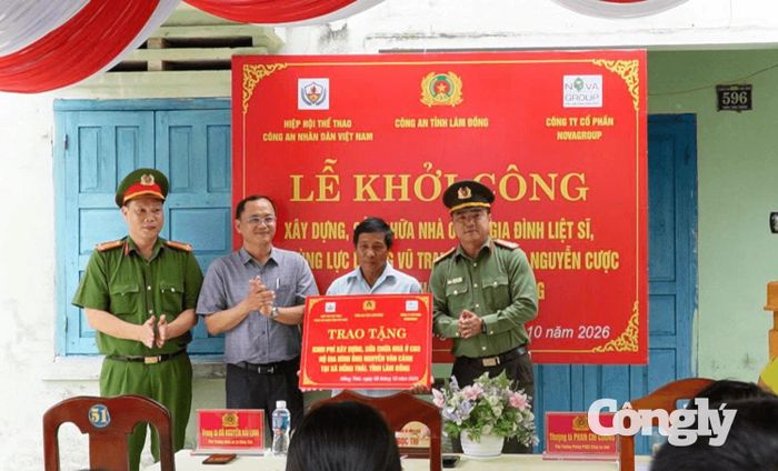 Thượng tá Phan Chí Cường (bên phải), Phó trưởng phòng Công tác chính trị cùng đại diện chính quyền địa phương trao tặng kinh phí xây dựng nhà.