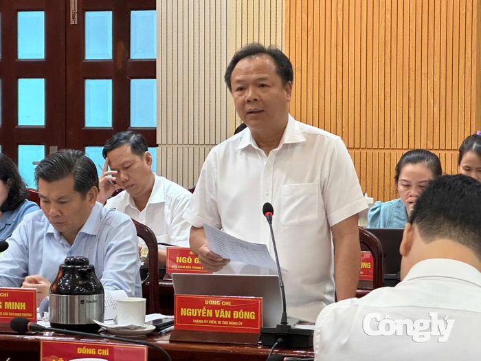 Ông Nguyễn Văn Đông, Bí thư Đảng ủy phường Dĩ An trả lời đoàn khảo sát.