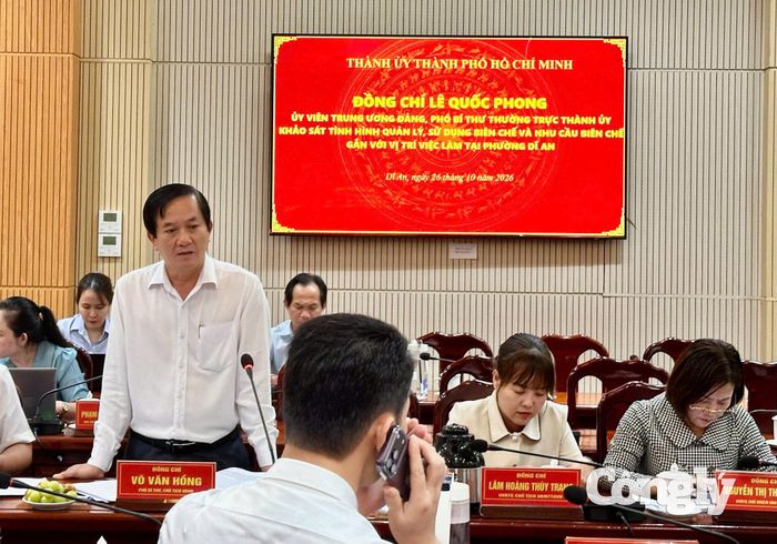 Ông Võ Văn Hồng, Chủ tịch UBND phường Dĩ An báo cáo với đoàn công tác.