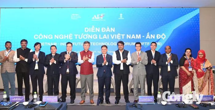 Lãnh đạo UBND TP.HCM và Đại sứ Ấn Độ tại Việt Nam chụp hình cùng các đại biểu.