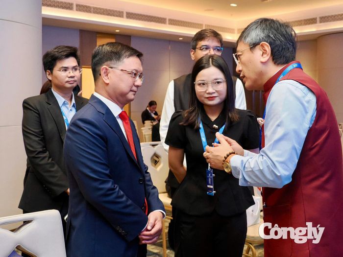 Đại sứ Ấn Độ tại Việt Nam Tshering Wangchuk Sherpa trao đổi với Phó Chủ tịch UBND TP.HCM về diễn đàn.