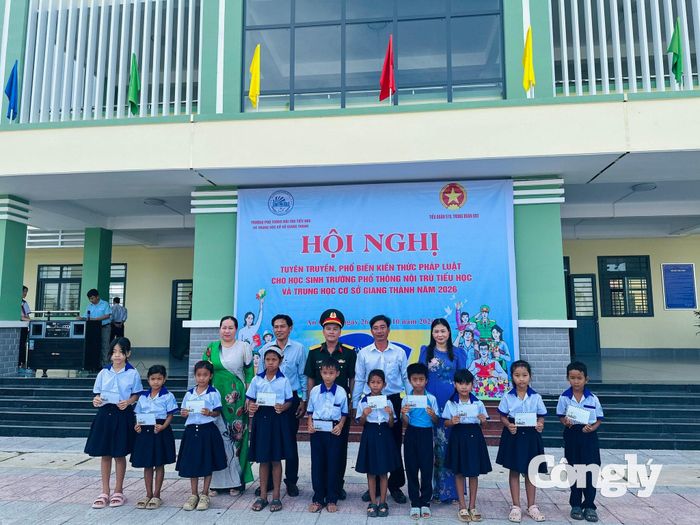 Dịp này, Tiểu đoàn 519 trao tặng 20 suất quà cho học sinh có hoàn cảnh khó khăn tại hai trường