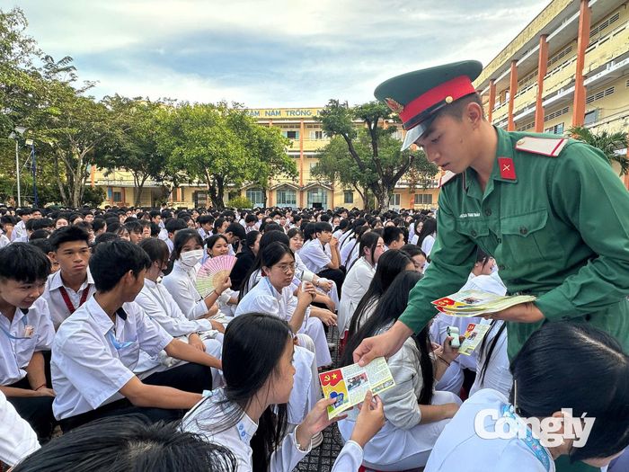 Ban tổ chức đã phát hàng ngàn tờ gấp tuyên truyền, phổ biến pháp luật cho các em học sinh