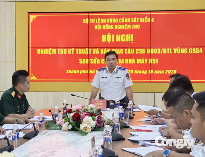 Thiếu tướng Đào Bá Việt - Tư lệnh Vùng Cảnh sát biển 4 phát biểu tại hội nghị.