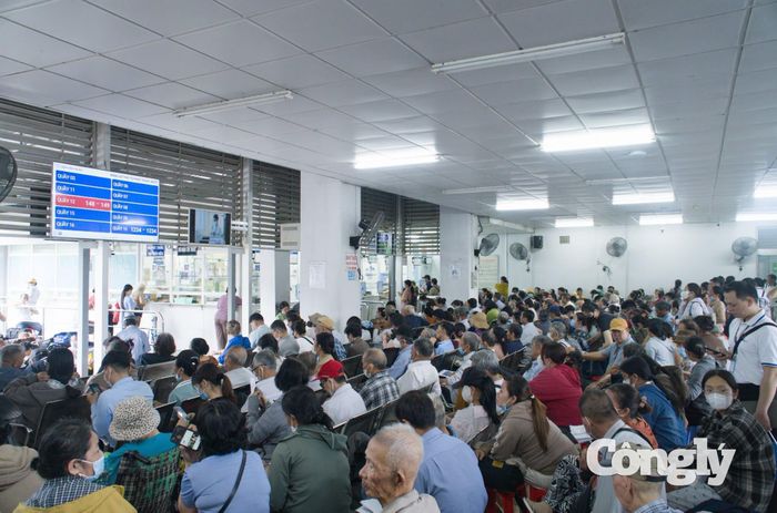 Người dân đến khám, điều trị tại Bệnh viện Chợ Rẫy TP.HCM.