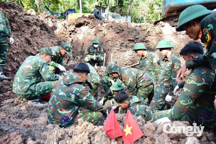 Tìm thấy thêm 10 hài cốt liệt sĩ tại Công viên Lê Thị Riêng.