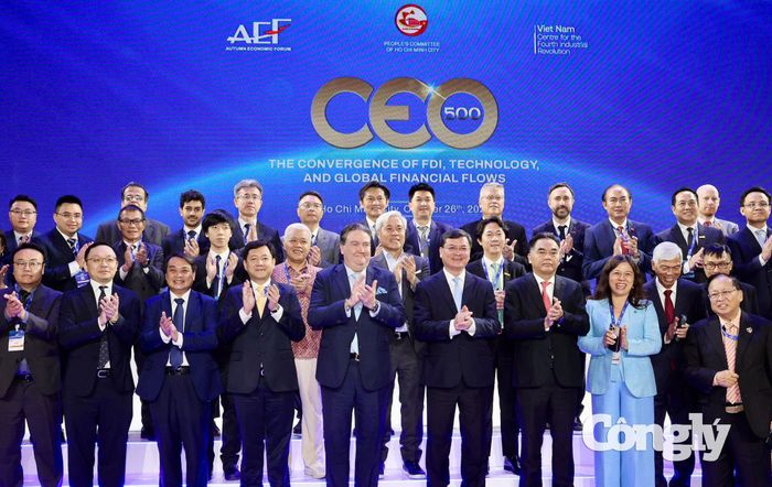 Các đại biểu chụp hình tại chương trình CEO 500 với chủ đề “Sự hội tụ của FDI, Công nghệ và Dòng chảy Tài chính toàn cầu”.