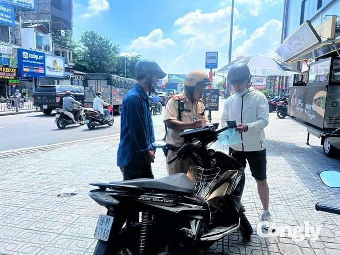 Dù mức xử phạt cao nhưng nhiều người vẫn đi trên vỉa hè.