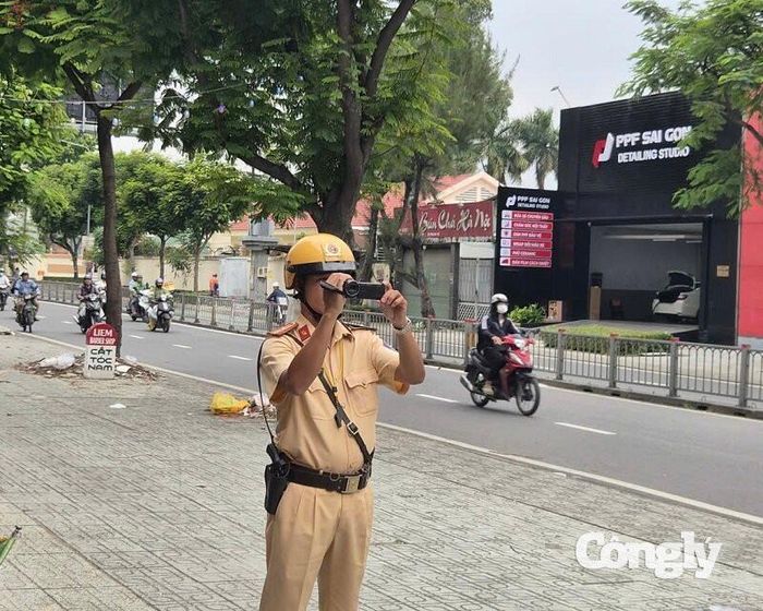 CSGT quay hình các trường hợp vi phạm.