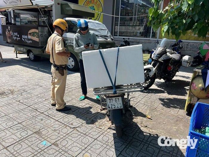 Xử phạt trường hợp đi xe máy trên vỉa hè.
