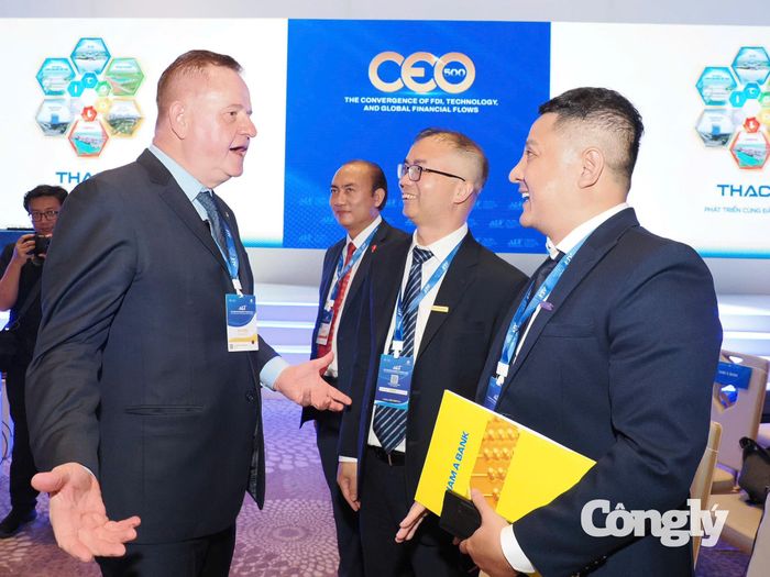 Các đại biểu quốc tế và đại diện doanh nghiệp trao đổi bên lề sự kiện CEO 500.