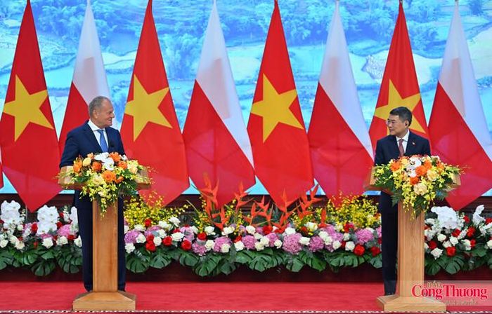 Thủ tướng Lê Minh Hưng và Thủ tướng Cộng hòa Ba Lan Donald Tusk tuyên bố nâng cấp quan hệ Việt Nam – Ba Lan lên Đối tác Chiến lược. 