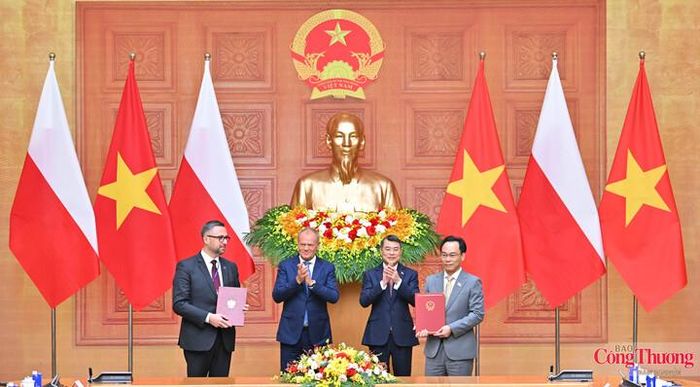 Thủ tướng Lê Minh Hưng và Thủ tướng Donald Tusk, lãnh đạo các bộ, ngành hai nước đã trao đổi văn kiện Thỏa thuận hợp tác giữa Bộ Giáo dục và Đào tạo Việt Nam với Bộ Khoa học và Giáo dục đại học Ba Lan về hợp tác trong lĩnh vực giáo dục đại học và nghiên cứu khoa học.