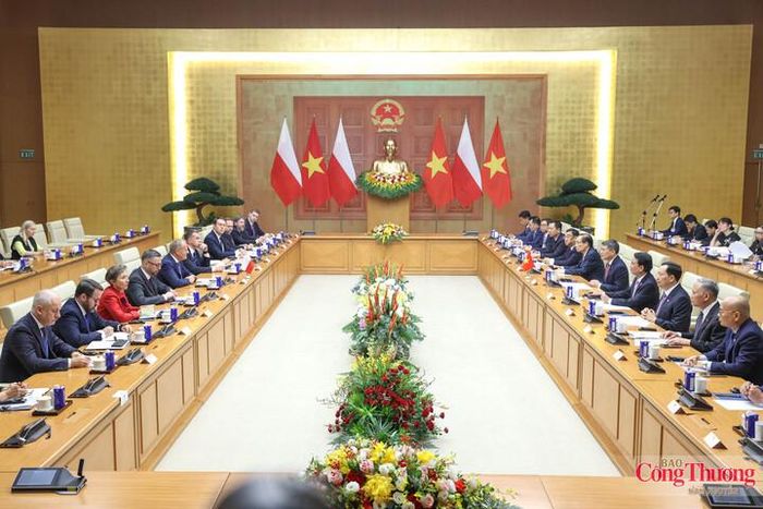 Sau lễ đón, hai Thủ tướng có cuộc gặp hẹp trước khi dẫn đầu đoàn cấp cao hai nước tiến hành hội đàm nhằm đánh giá kết quả hợp tác giữa hai nước thời gian qua và thảo luận, thống nhất các phương hướng hợp tác thời gian tới.