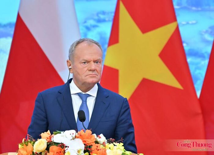 Thủ tướng Cộng hòa Ba Lan Donald Tusk phát biểu tại buổi gặp gỡ báo chí hai nước.