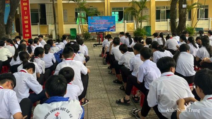  Phát động Cuộc thi trực tuyến “Em yêu biển, đảo quê hương” năm học 2026 - 2027 tại Trường THCS Nguyễn Nghiêm (tỉnh Quảng Ngãi).