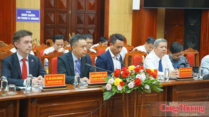 Các đại biểu tham dự tại buổi làm việc. 