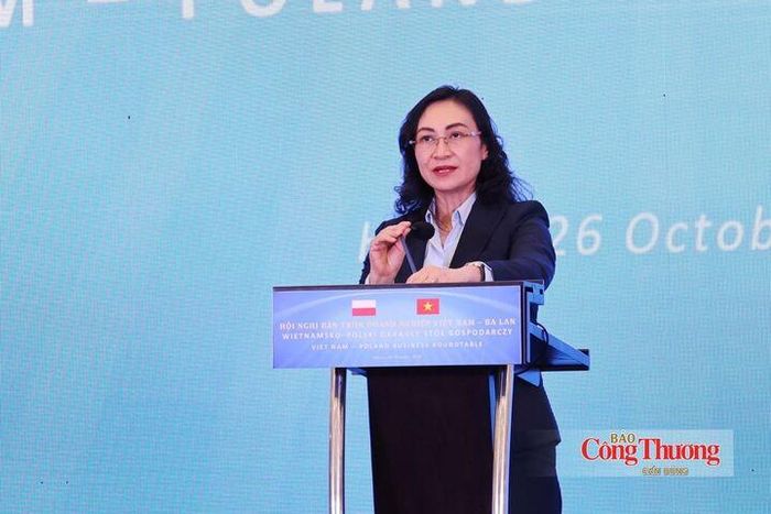 Thứ trưởng Bộ Công Thương Phan Thị Thắng phát biểu tổng kết hội nghị.