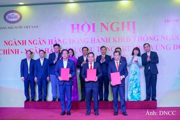 Lãnh đạo HDBank và Vikki Digital Bank và đại diện các doanh nghiệp trao cam kết tại hội nghị