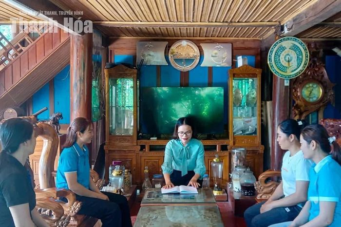 Trưởng bản Phạm Thị Biên vận động phụ nữ bản mạnh dạn triển khai các mô hình chăn nuôi tại gia đình.