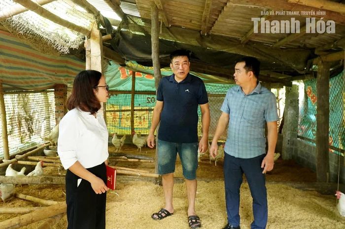 Chị Phạm Thị Biên trong chuyến đi vận động người dân phát triển kinh tế.