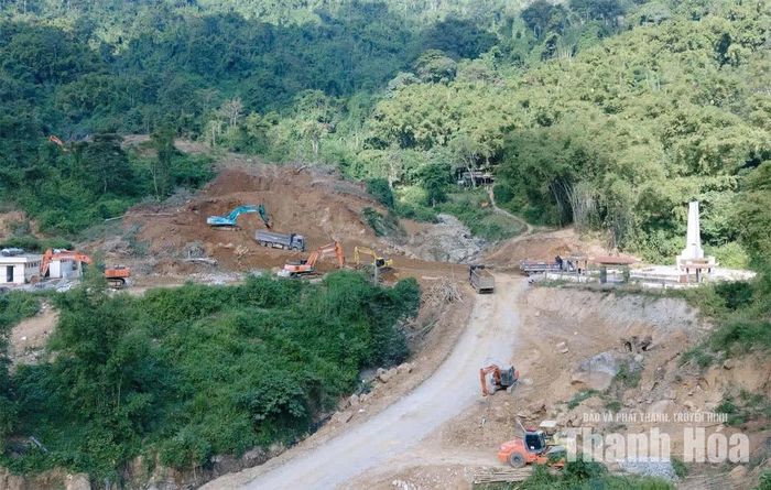 Nhà thầu tập trung đào đắp, tạo mặt bằng thi công Dự án Trường Nội trú liên cấp TH&THCS Trung Lý.