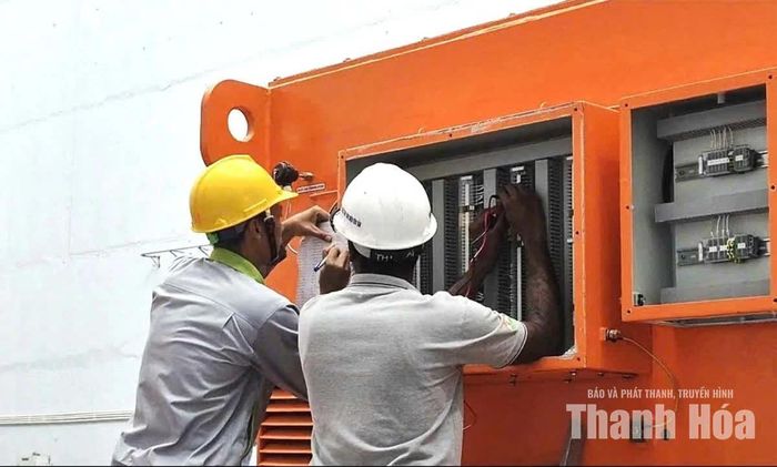 Các chuyên gia, kỹ sư làm việc tại nhà máy.