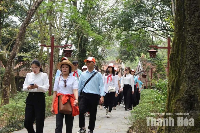 Du khách tham quan Khu Di tích quốc gia đặc biệt Lam Kinh (xã Lam Sơn).